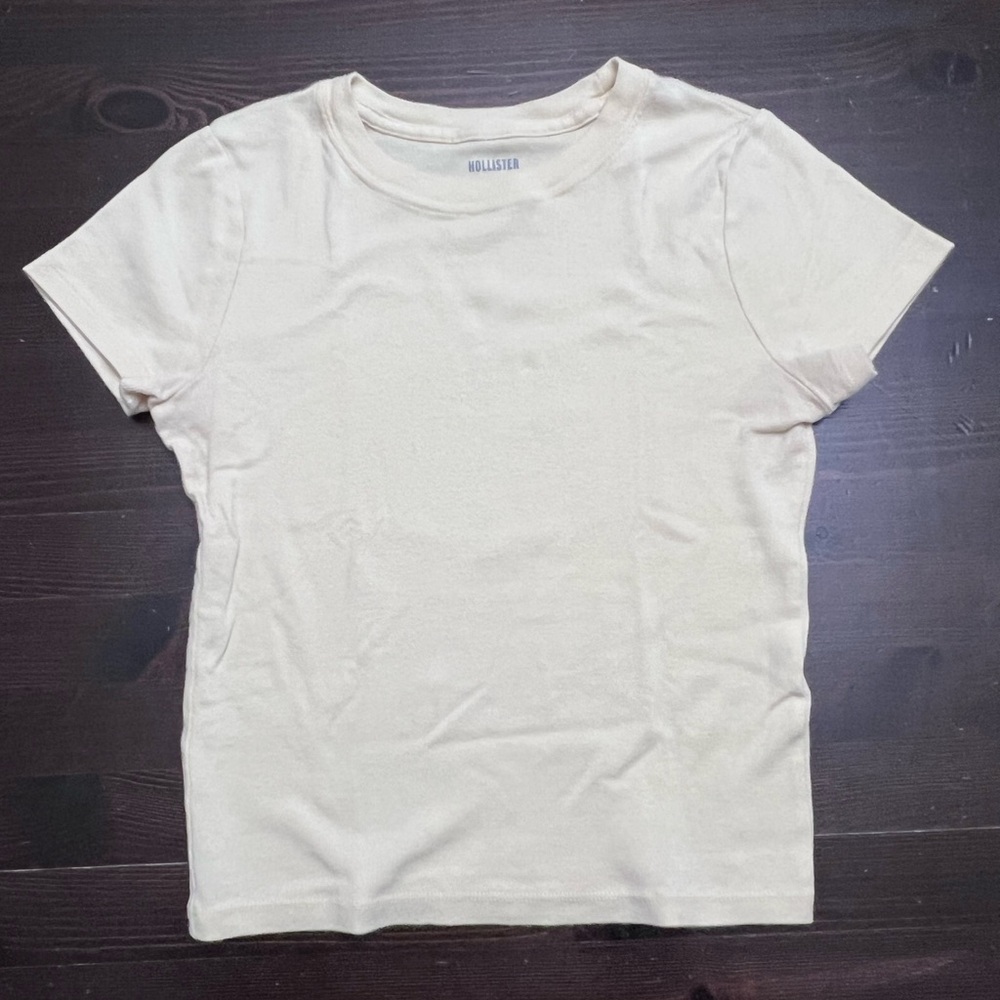 Hollister Women's Pale Yellow Short-Sleeve Crewneck Tee